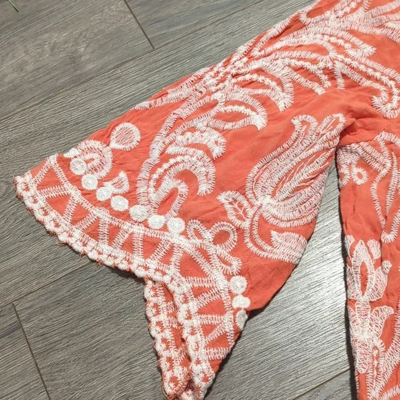 Solitaire Embroidered Floral Scallop Hem Blouse Top - Picture 4 of 9